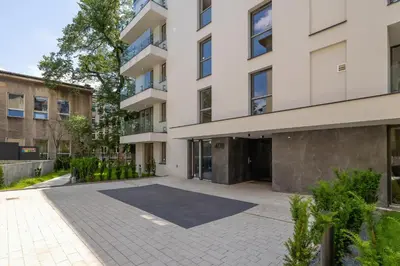 an empty courtyard in front of a building at Klimatyzowany Apartament w Centrum Krakowa z Parkingiem i Biurkiem by Renters Prestige in Kraków