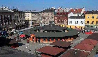 a city with a building in the middle of a street at Ekskluzywny apartament w centrum, Balkon in Kraków