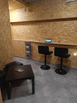 a waiting room with two chairs and a table at Pokój kapsułowy 7 in Kraków