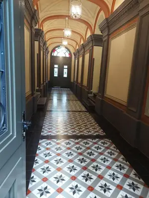 a hallway with a checkered floor in a building at JUWEL Uroczy Apartament 2B Stare Miasto Kraków in Kraków