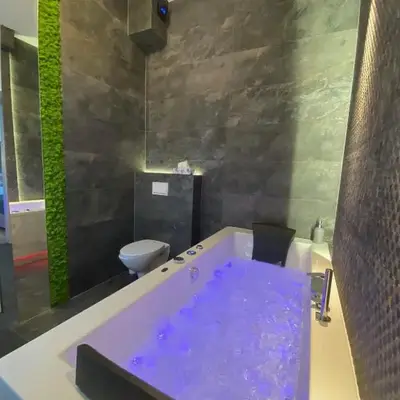 Apartament biały z jacuzzi